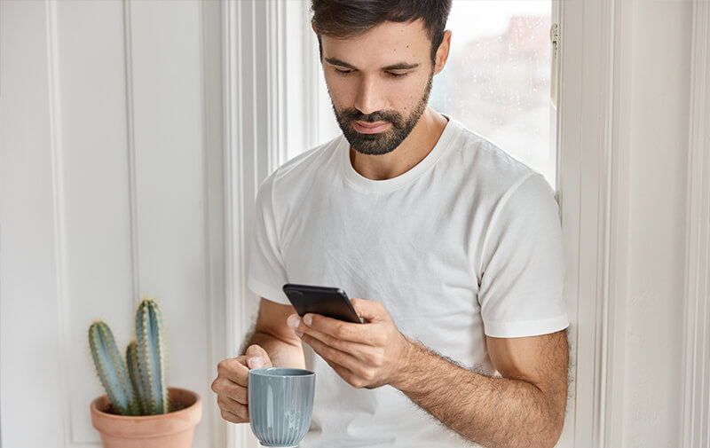 homme smartphone sms
