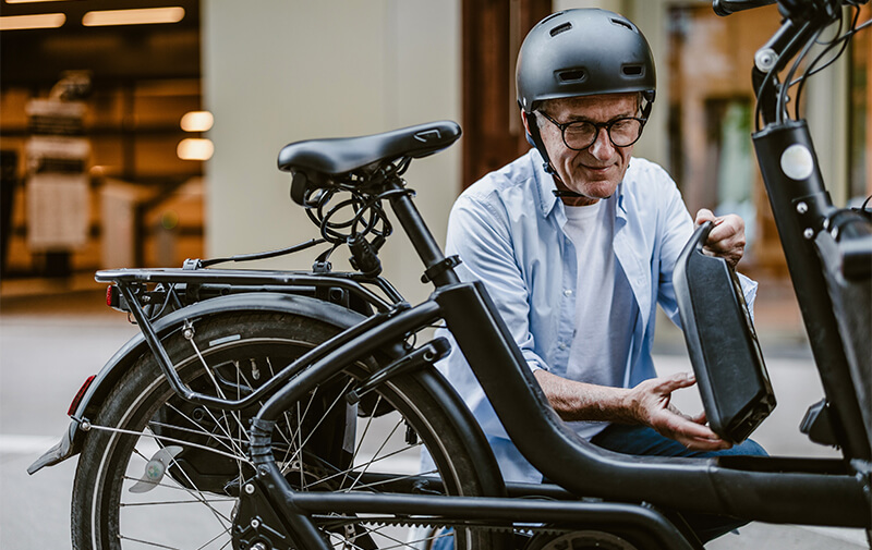 homme velo electrique