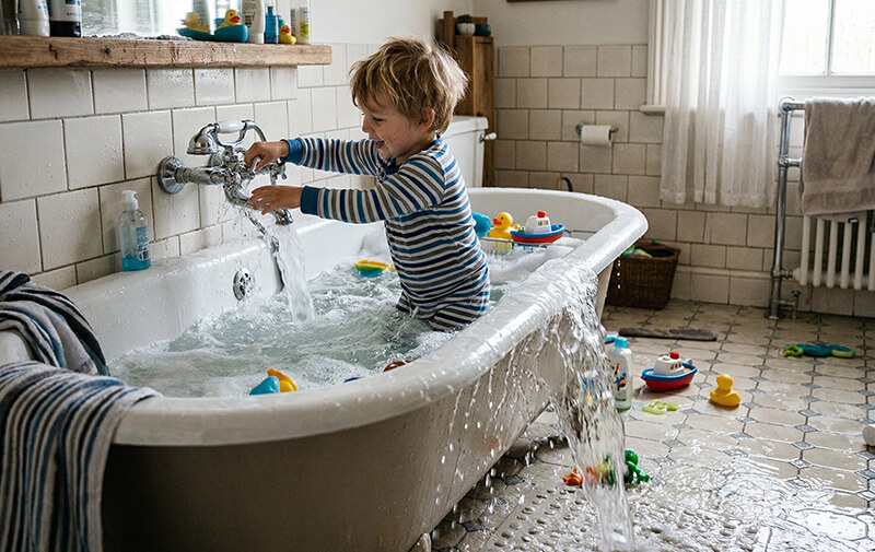 enfant robinet salle de bain